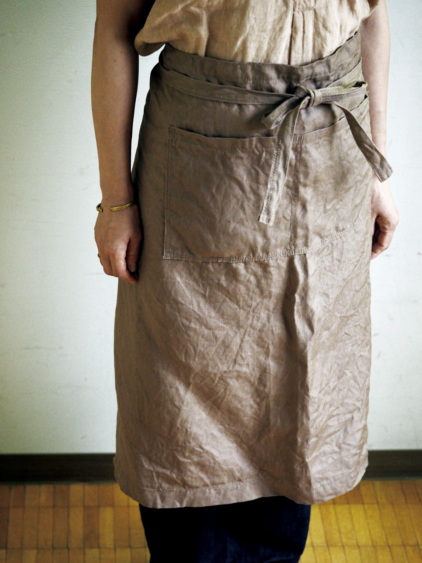 麻ギャルソンエプロン茶イメージ