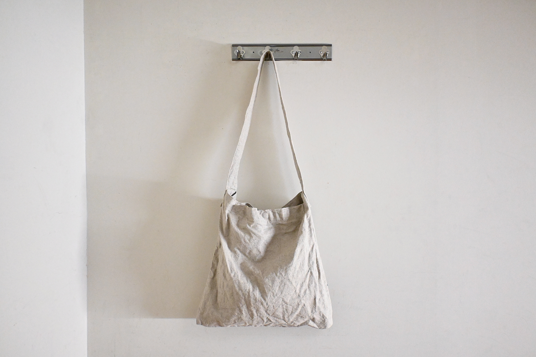 リネンコットンフラットショルダーポケット付